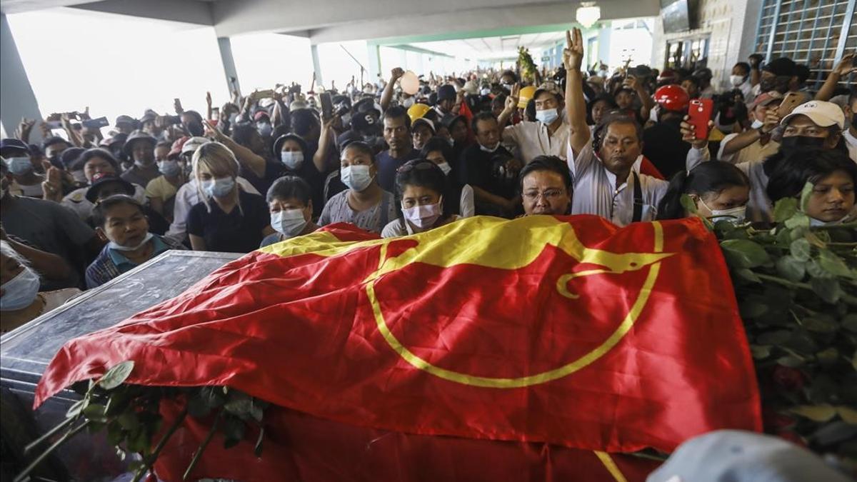 Cientos de personas asisten al funeral por un manifestante muerto en la represión policial de Rangún.