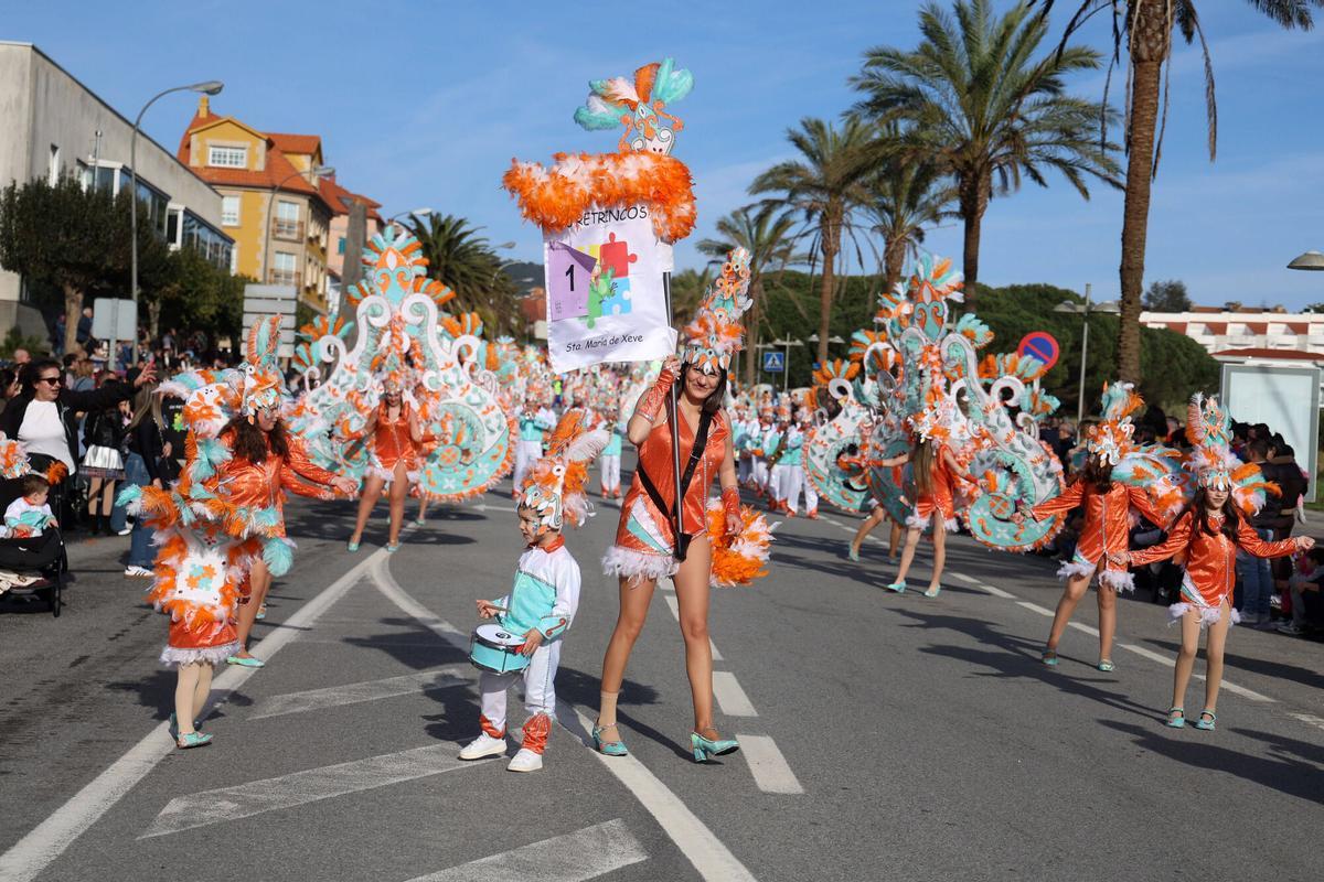 Sanxenxo se llenó de color y diversión con el tradicional desfile de carnaval de adultos y niños