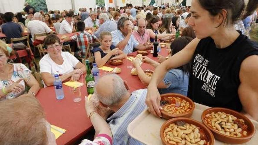 Fontaciera cocina fabada y arroz con leche para todo el pueblo