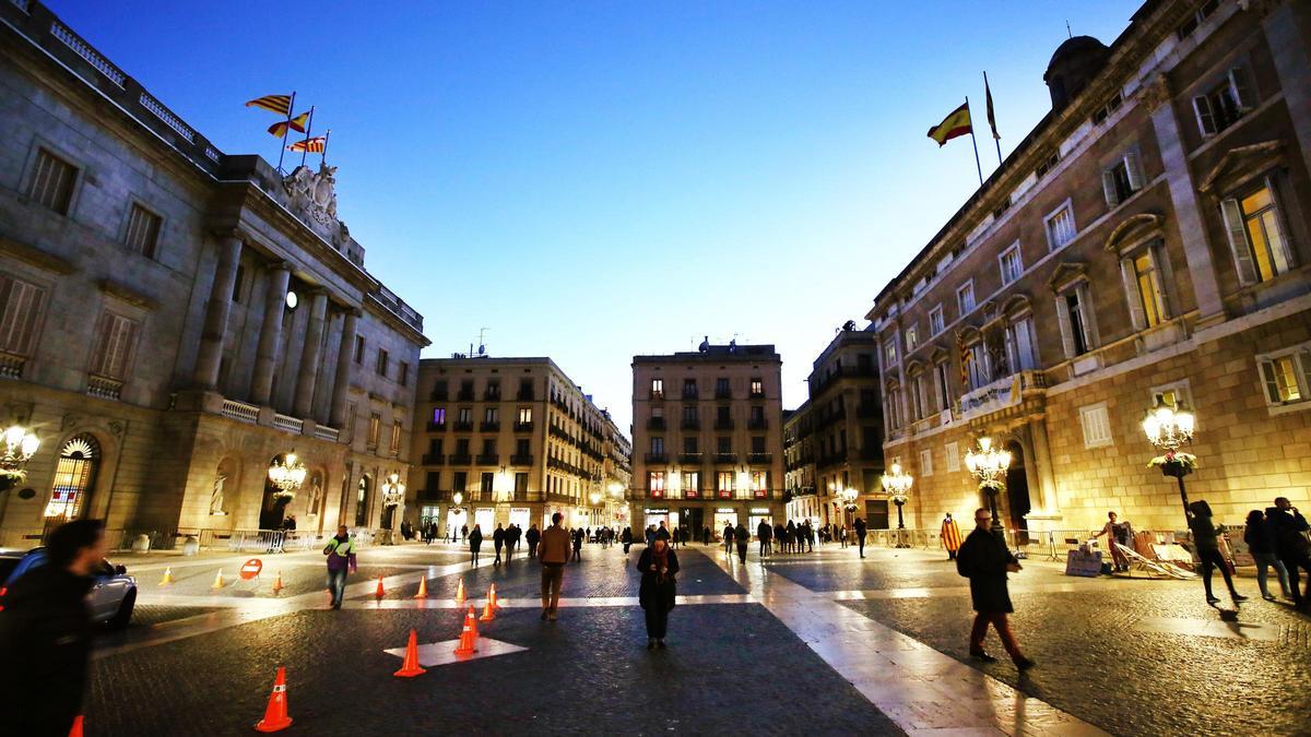 La plaza Sant Jaume, con el Ayuntamiento de Barcelona a la izquierda y la Generalitat a la derecha.