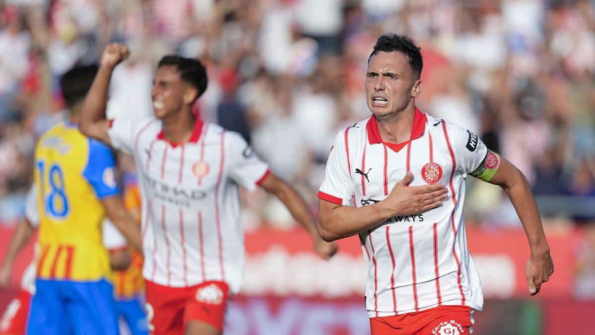 El Girona celebra con su afición la primera victoria de la temporada