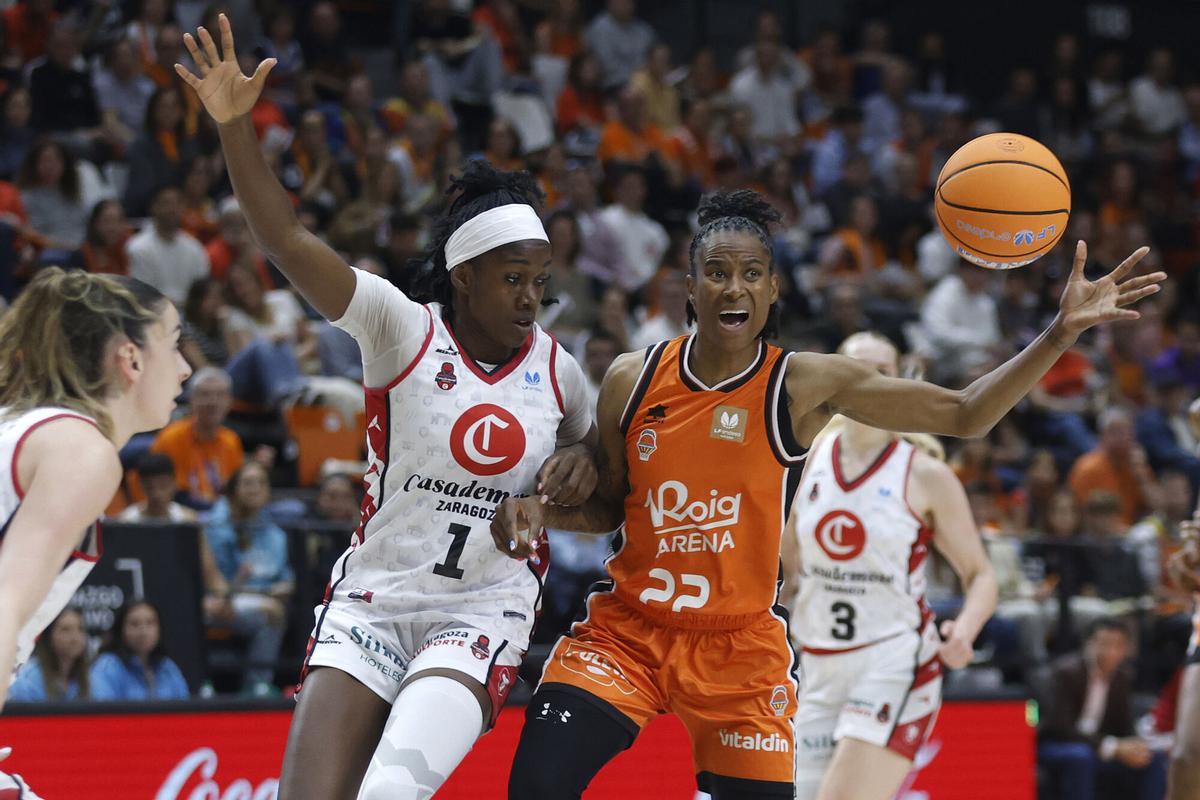 Yvonne Turner (d) y Marie Mané (i), durante el primer partido de la final de la Liga Femenina Endesa