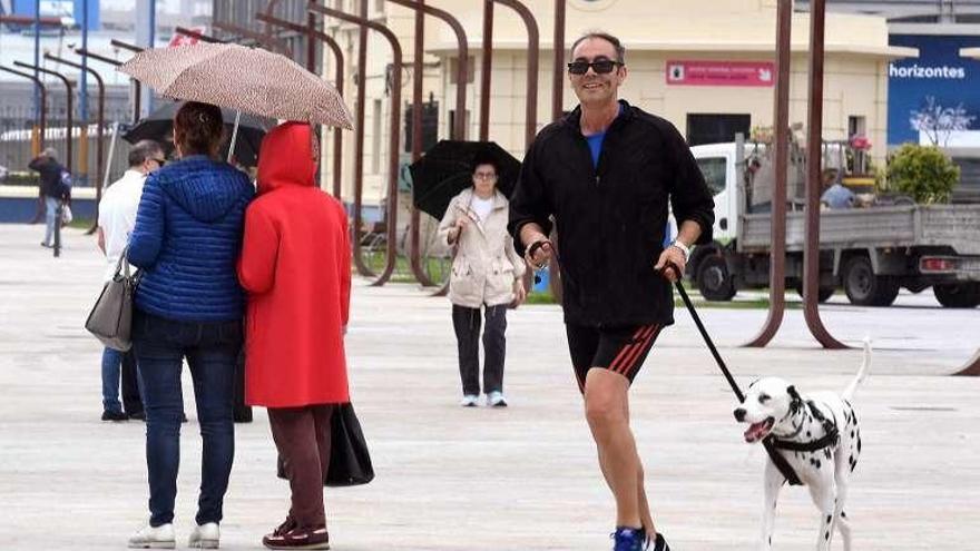 Gente paseando ayer por el paseo de O Parrote.