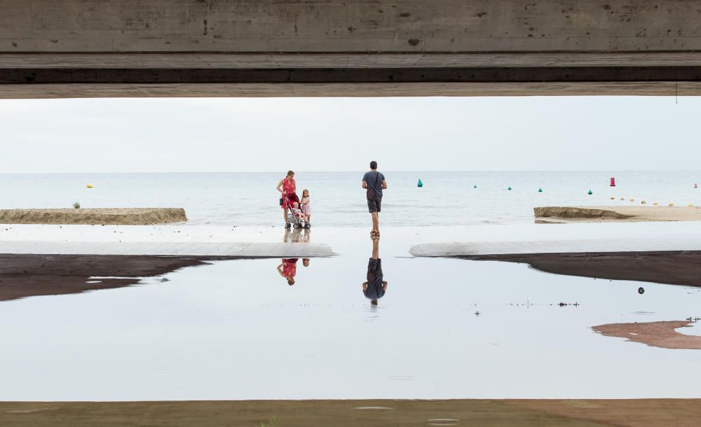 Las lluvias han partido en dos la playa de la Albufereta