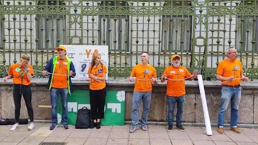 VÍDEO: Los sindicatos de la concertada se encadenan frente a Presidencia