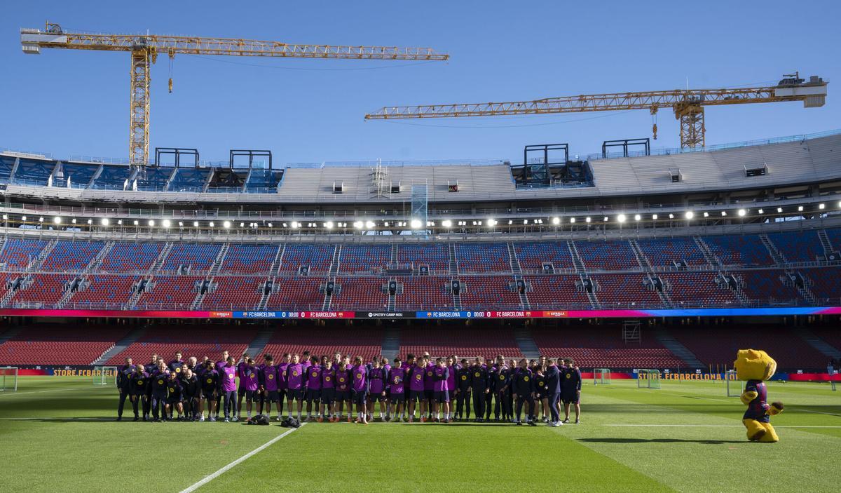 Barcelona. 07.11.2025.  Deportes.  Los jugadores del primer equipo azulgrana acceden al terreno de juego para entrenarse en el primer test con público en el Spotify Camp Nou. Fotografía de Jordi Cotrina
