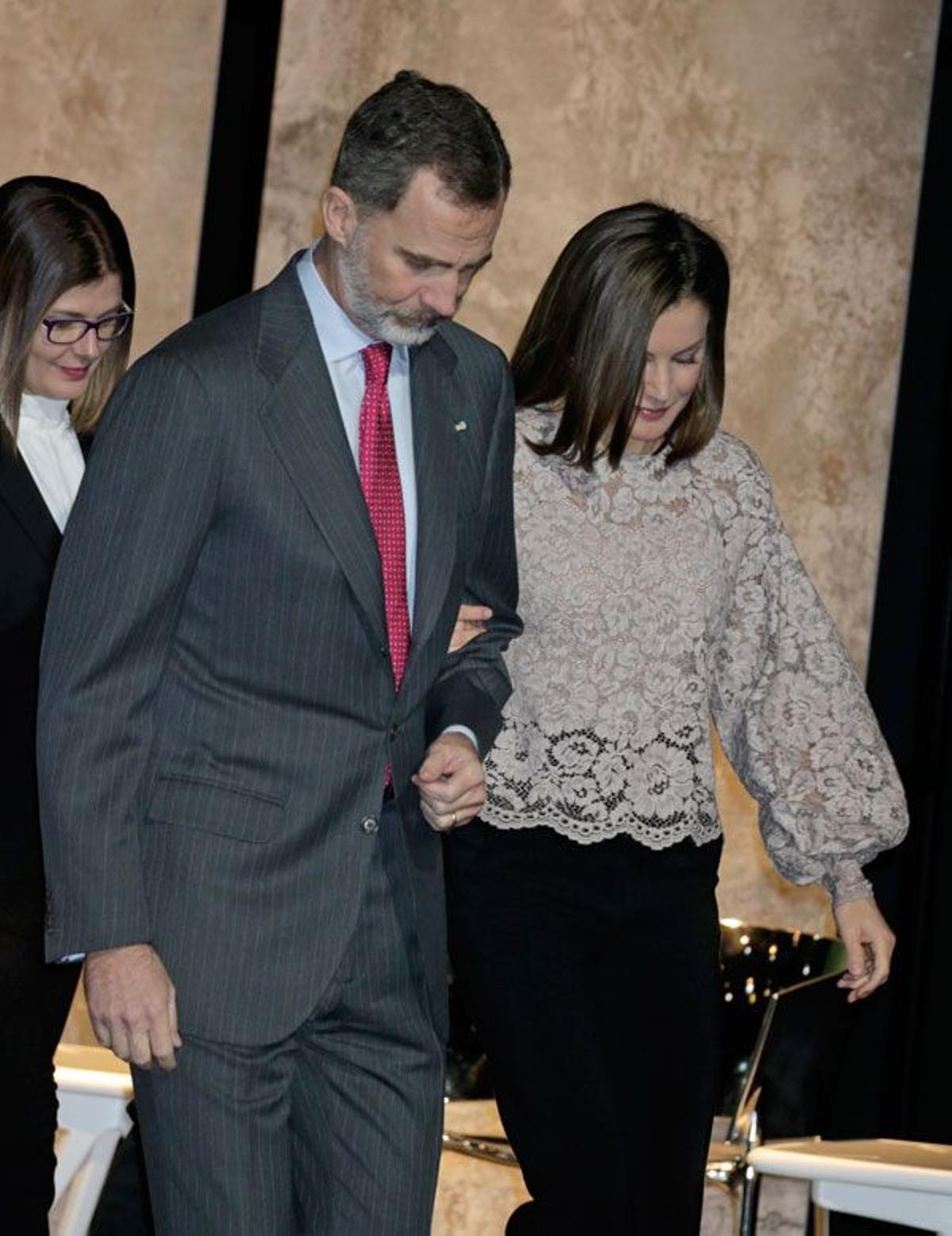 Letizia Ortiz con blusa de encaje de Zara y mangas con volumen junto a Felipe VI