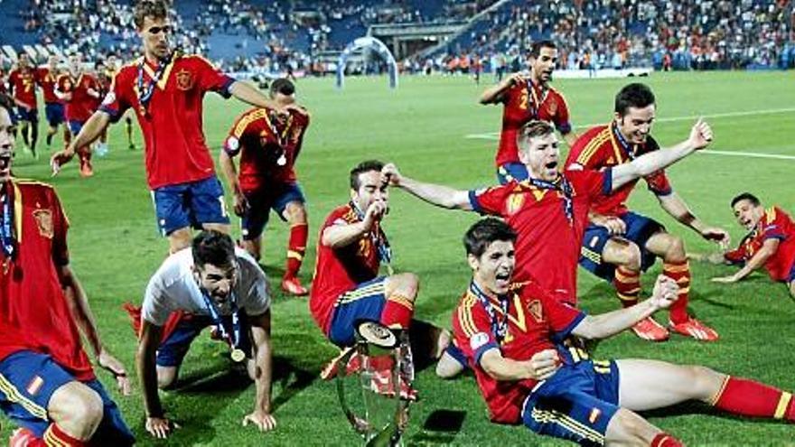 Los jugadores de la selección nacional sub&#039;21 de España celebran el título.