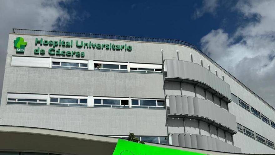 Enfermería y TCAE alertan de la falta de personal en el Hospital Universitario de Cáceres por exceso de actividad quirúrgica