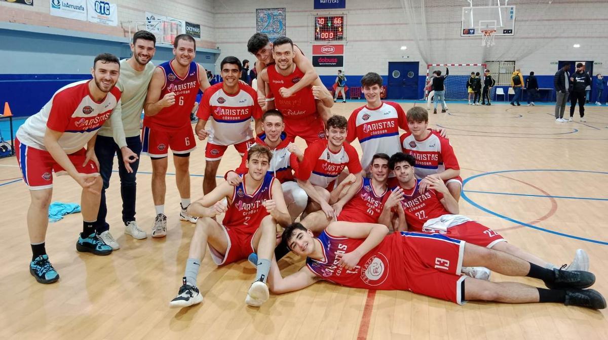 El Maristas celebra la victoria frente al Coto Córdoba.