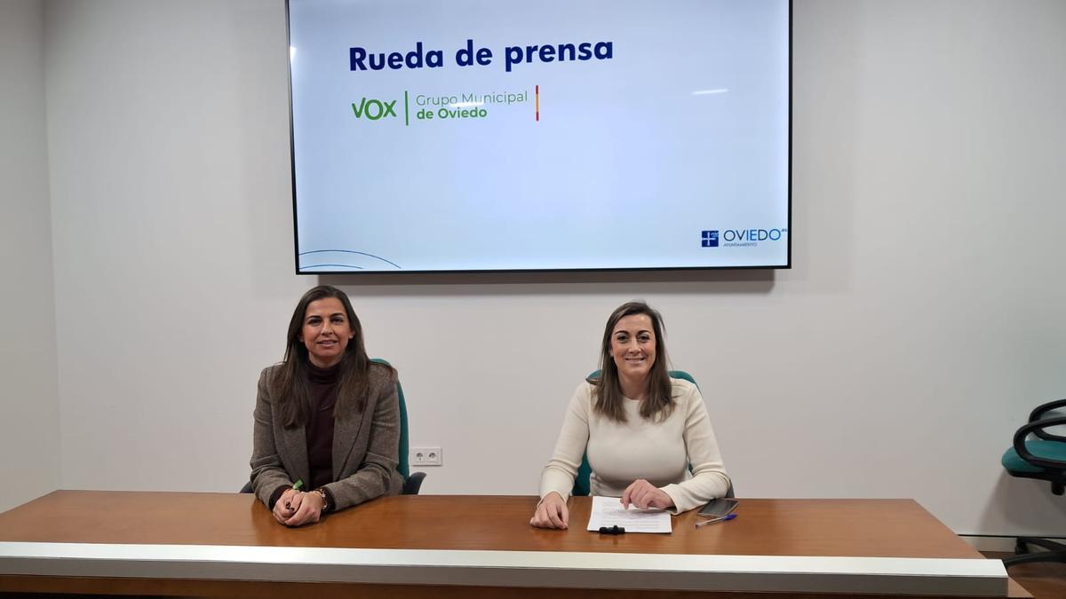 Alejandra González y Sonsoles Peralta en la sala de prensa del Ayuntamiento de Oviedo.