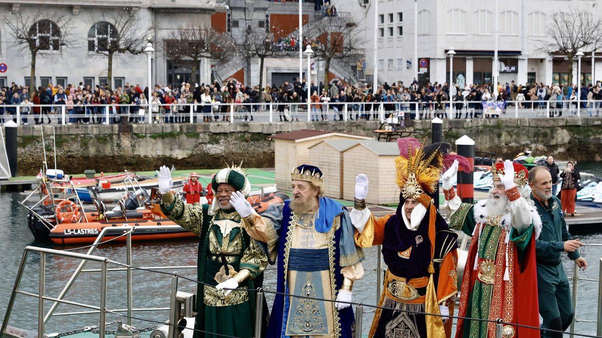 Sus Majestades, el año pasado, llegando a Gijón.