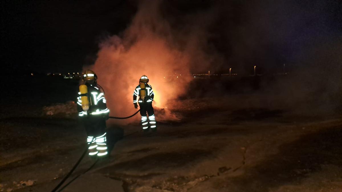 Los bomberos apagan el fuego de un contenedor en San Bartolomé.
