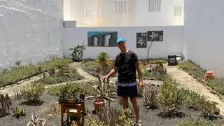 El vecino de Arrecife que todos quieren tener en su barrio: convierte un vertedero en un bonito jardín