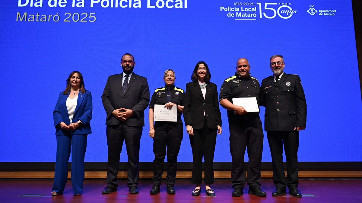 La concejala de Seguridad de Mataró, Núria Moreno; el alcalde, David Bote; la consellera de Interior, Núria Moreno; y el intendente de la Plicía Local, Xavier Santajuliana, junto a dos de los agentes homenajeados en el acto del Día de la Policía Local de Mataró