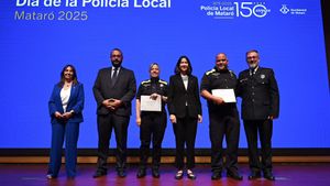 La concejala de Seguridad de Mataró, Núria Moreno; el alcalde, David Bote; la consellera de Interior, Núria Moreno; y el intendente de la Plicía Local, Xavier Santajuliana, junto a dos de los agentes homenajeados en el acto del Día de la Policía Local de Mataró