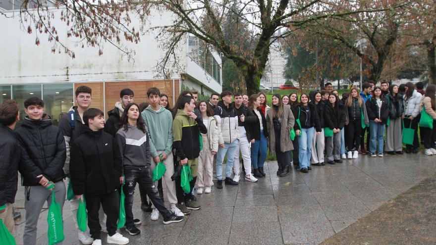 Estudiantes ayer en el
campus de Ourense.   | // IÑAKI OSORIO