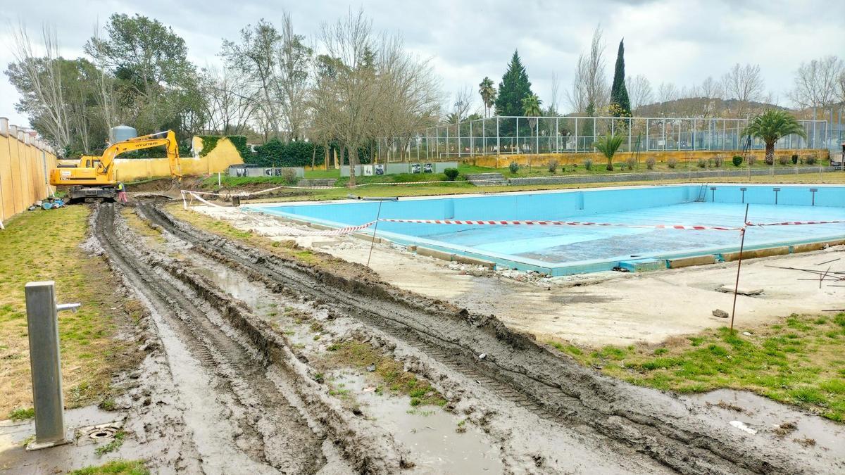 Inicio de obras en el recinto de la piscina municipal de Monesterio