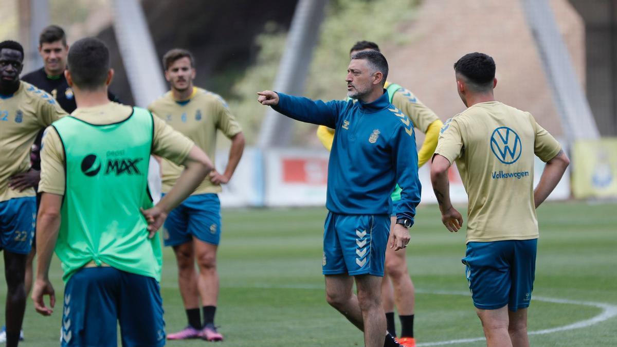 Xavi García Pimienta sa órdenes a los jugadores en un entreno esta semana.
