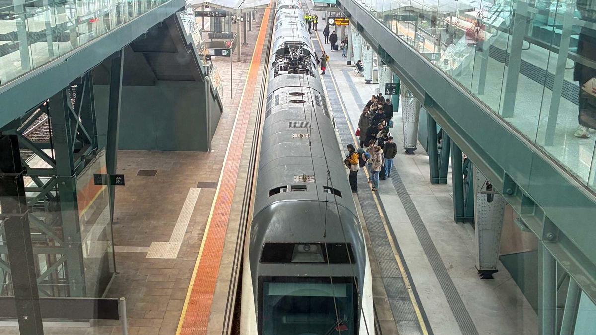 Un tren entrando en la estación compostelana
