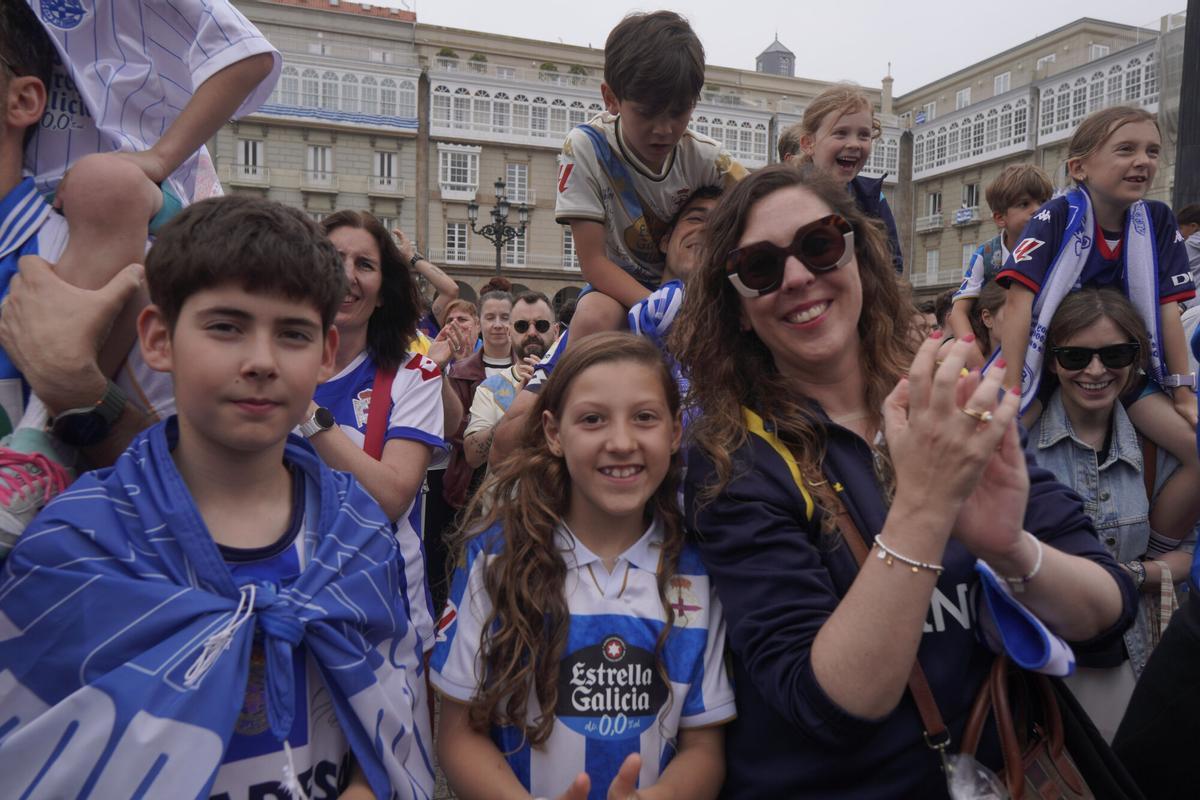 Miles de personas celebraron el ascenso con el Deportivo en la plaza de María Pita de A Coruña