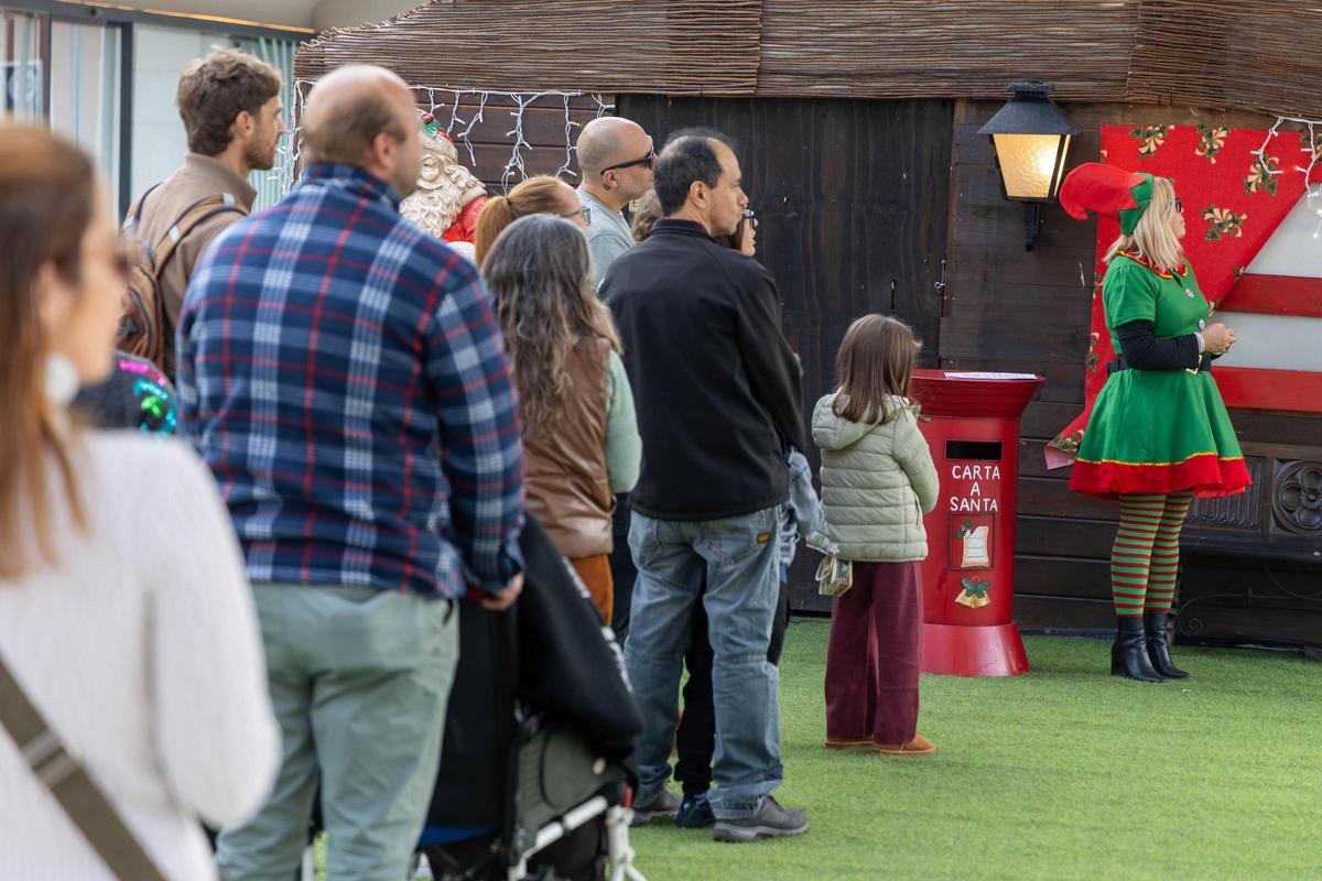 Familias esperan su turno para entrar a la casa de Papa Noel.