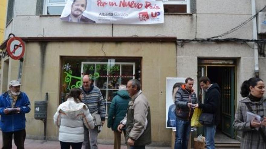 César Cocho, de Izquierda Unida, hace campaña en Benavente.