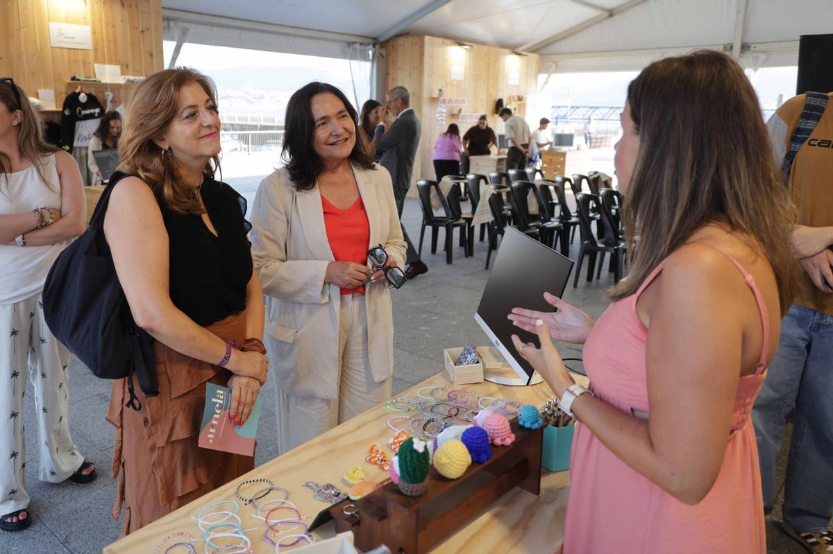 La directora general de Trabajo Autónomo y Economía Social de la Xunta, Marta Mariño junto con Ana Ortiz, la delegada territorial de la Xunta de Galicia en Vigo en su visita en el espacio comercial ES-Factory Pop Up