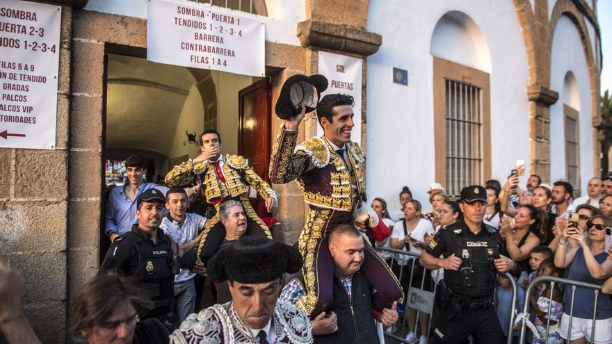 Vídeo | Así fue la salida a hombros de De Justo y Talavante de la plaza de toros de Cáceres