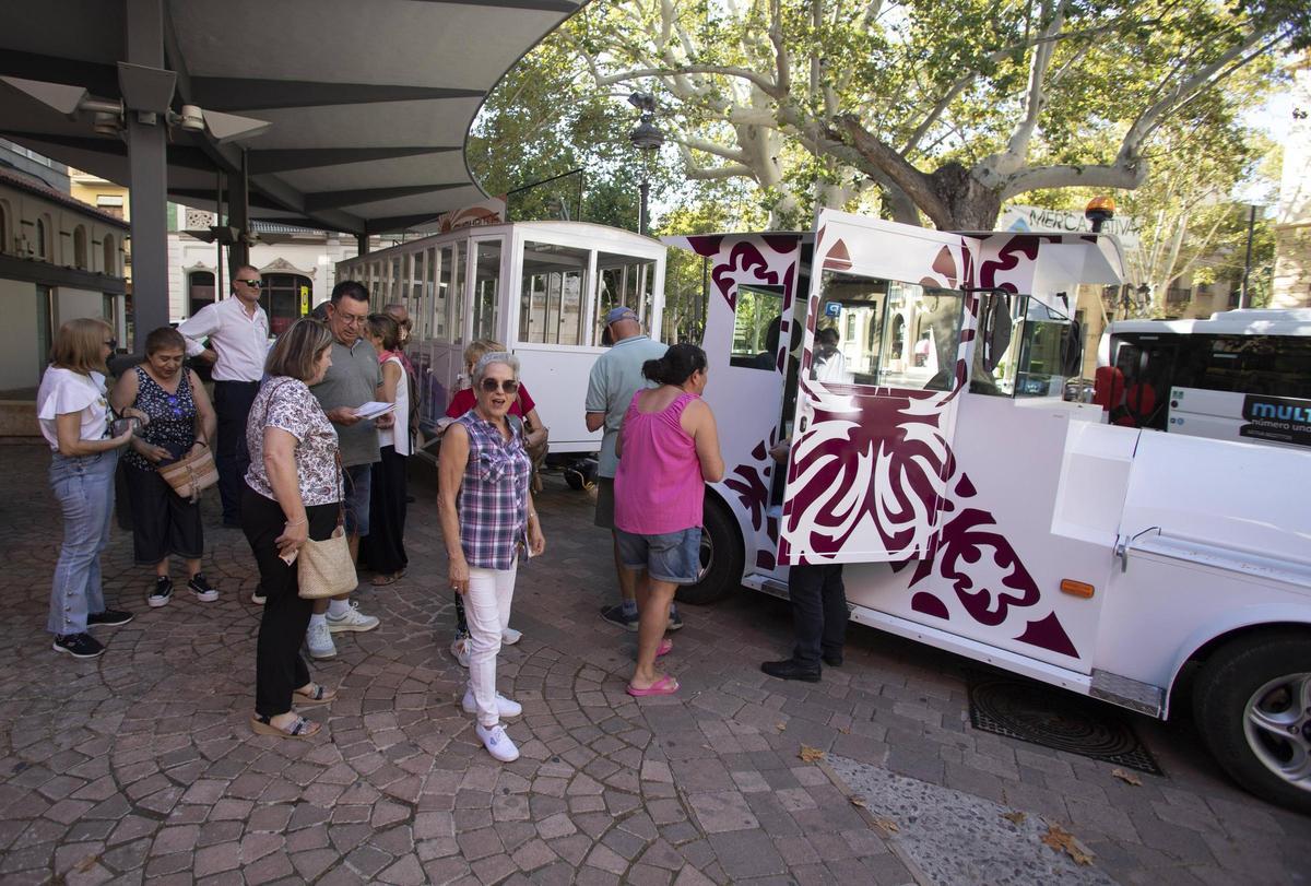 Un grupo de turistas junto al tren turístico de Xàtiva, en una imagen de archivo.
