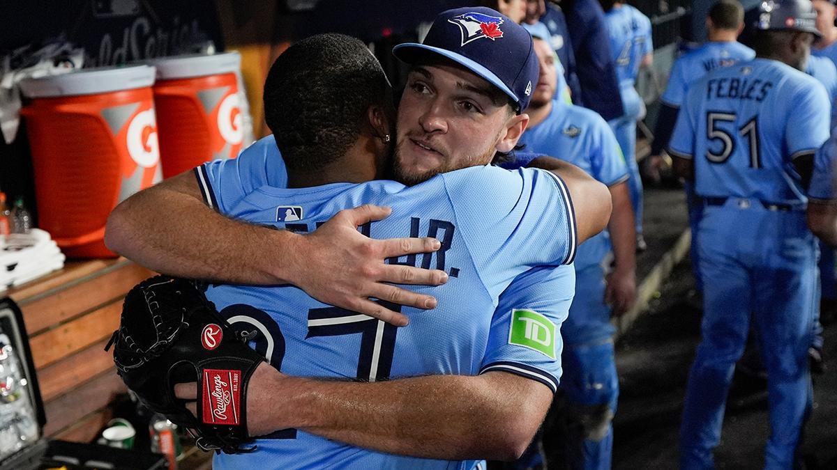 Trey Yesavage abraza a Vladimir Guerrero Jr.