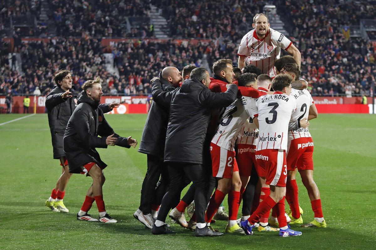 Jugador i membres del cos tècnic del Girona, amb Blind d'enxaneta, celebren el 2-1 de Fran Beltrán al Barça