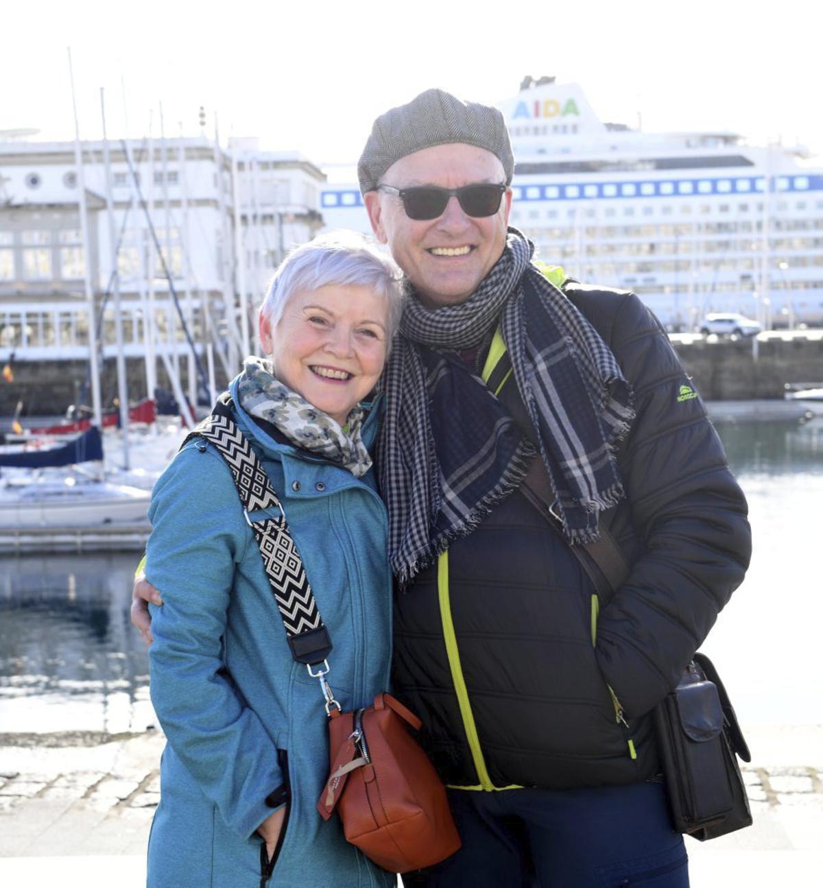 Gerlinde y Thomas, con el crucero por detrás. |  Carlos Pardellas