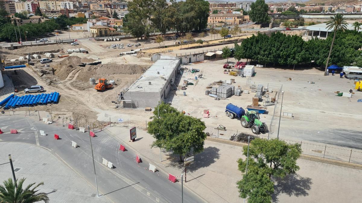 Vista aérea del acceso al recinto ferial, salvando el cauce de la antigua Rambla de Tiata, y de los nuevos aseos.