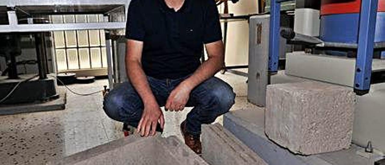 Eduardo González, investigador y profesor de la escuela de Arquitectura Técnica, junto al prototipo de bloque.