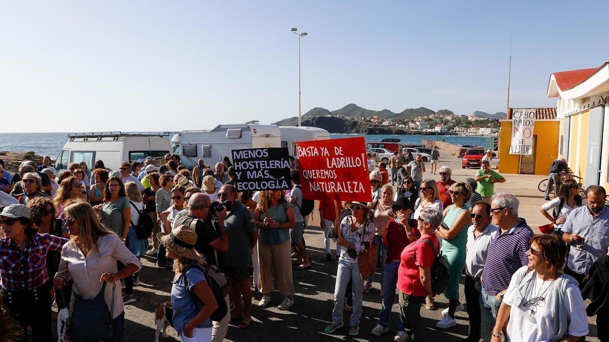 La manifestación contra el restaurante en Cala Salero.