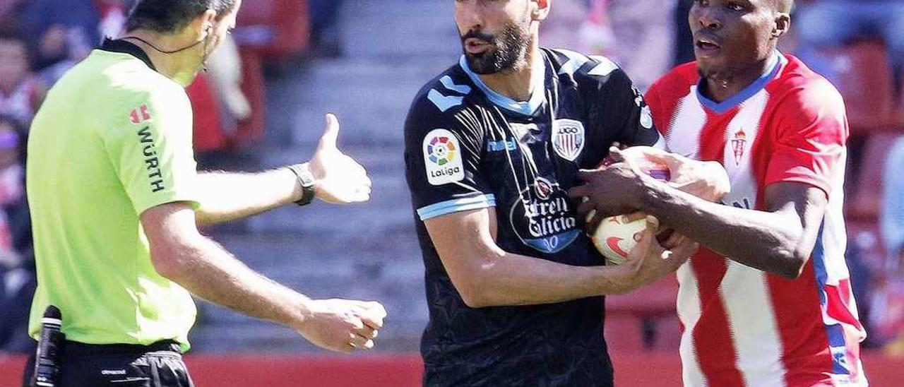 Cofie pugna por quedarse el balón con el jugador del Lugo Pita mientras espera la decisión del árbitro Milla Alvendiz.