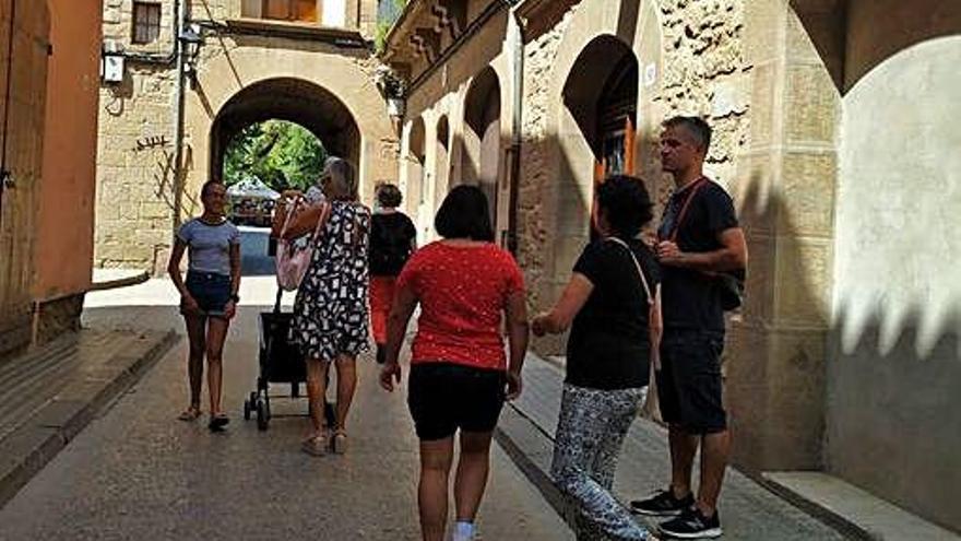 Famílies passejant pel Barri Antic de Solsona