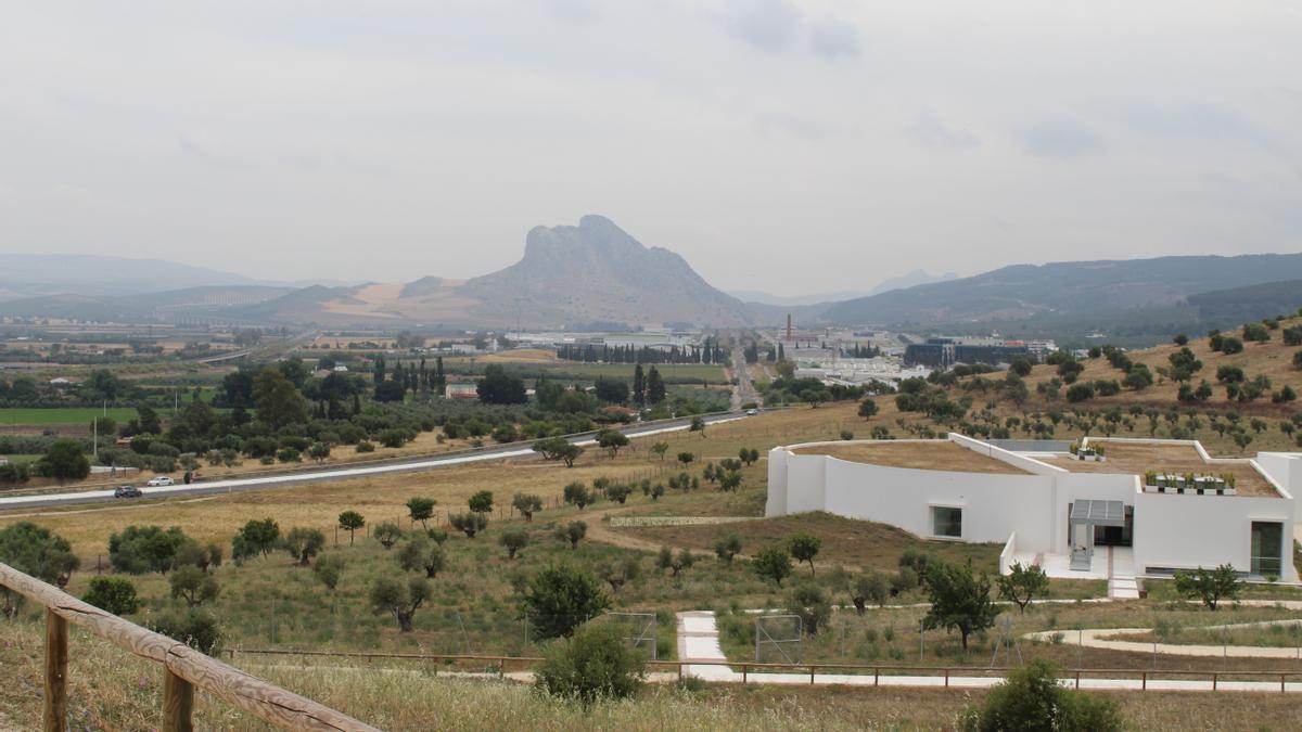 Imagen del Museo de los Dólmenes de Antequera con la peña de Los Enamorados al fondo.