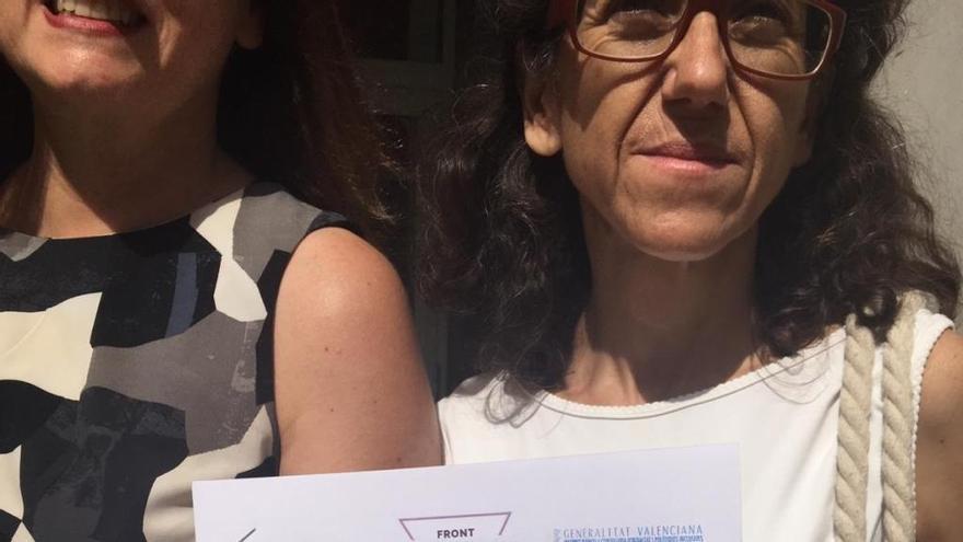 Una integrante del Front muestra el documento de la solicitud