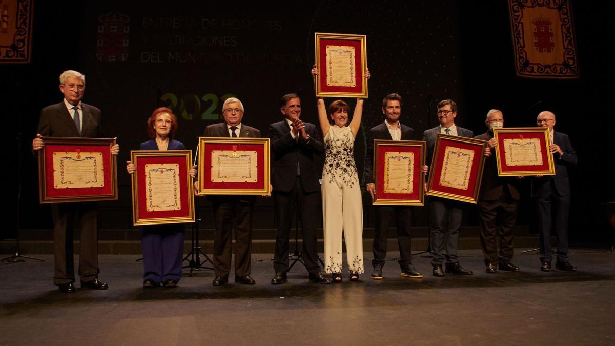 Foto de familia de los homenajeados.