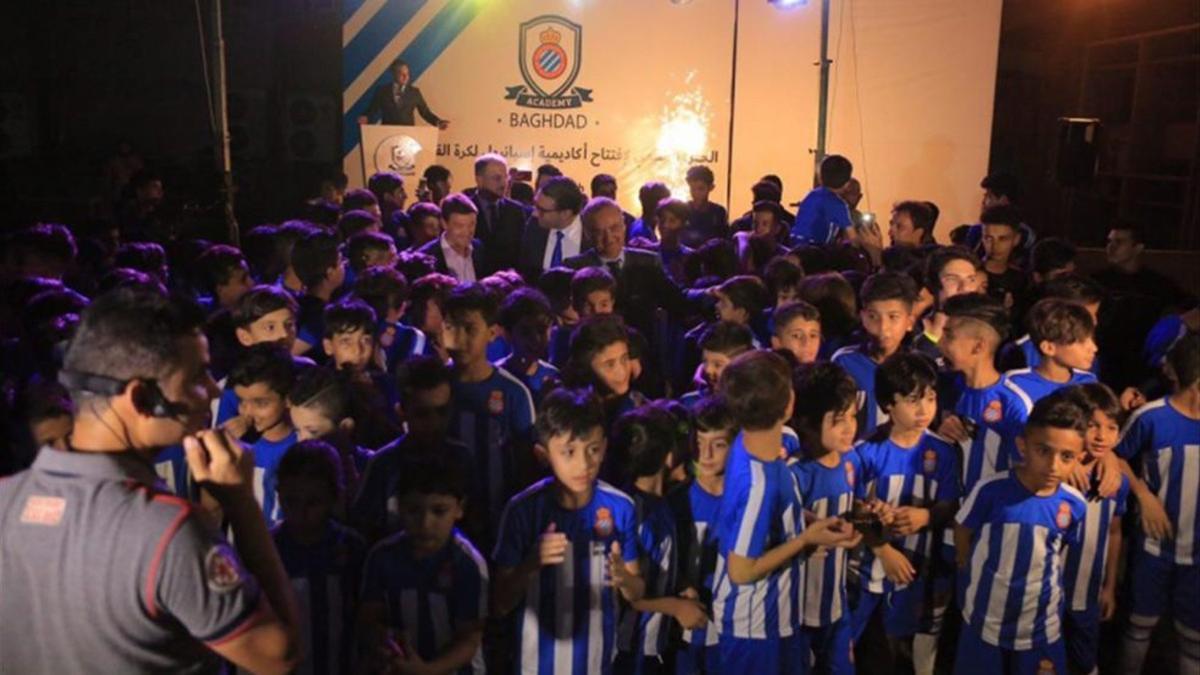 Pionera academia de fútbol del Espanyol en Bagdad