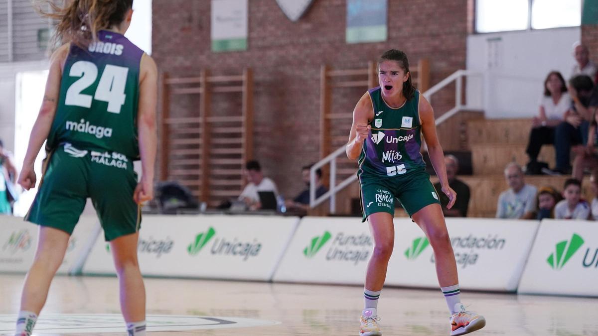 Celia García celebra una acción del Unicaja Mijas ante Alba Orois.