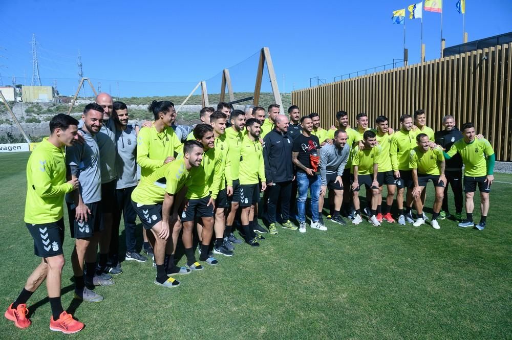 Entrega a Jonathan Viera del premio al mejor jugador de Segunda de diciembre