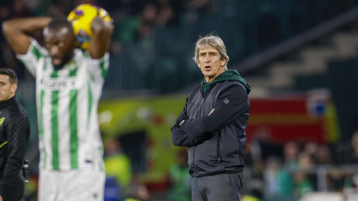 Manuel Pellegrini observa desde la zona de banquillos del Betis el partido ante el Rayo Vallecano
