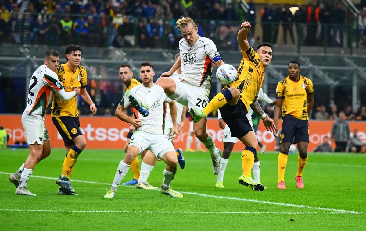 Lautaro pelea por un balón