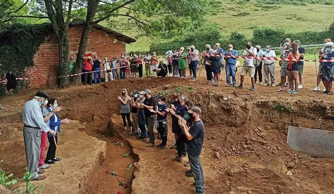 Exhuman 14 cuerpos en la fosa de El Rellán, que volverá a ser excavada el próximo año