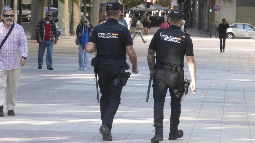 Dos agentes de la Policía Nacional de Xàtiva en la Albereda de Xàtiva.