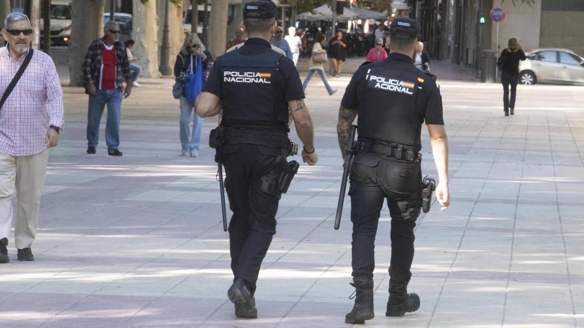 Dos agentes de la Policía Nacional de Xàtiva en la Albereda de Xàtiva.