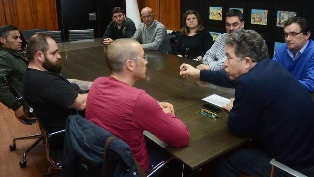 Lores recibió ayer a la Asociación polo Saneamento da Ría que agrupa al sector marisquero.  // R. Vázquez